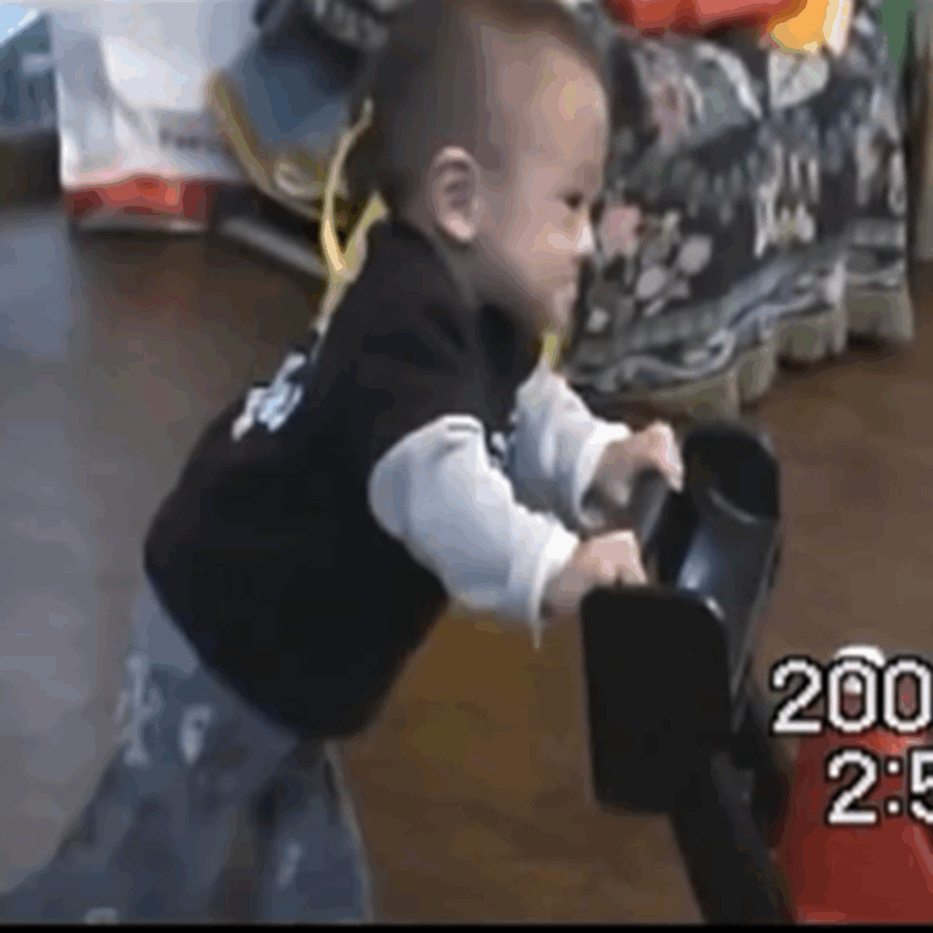 1歳8ヶ月でようやく歩けるように（＠tetu.momさんより提供）