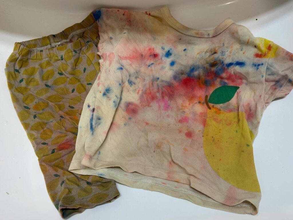 絵の具まみれになったシャツとズボン（＠ebimayo_mamaさんより提供）