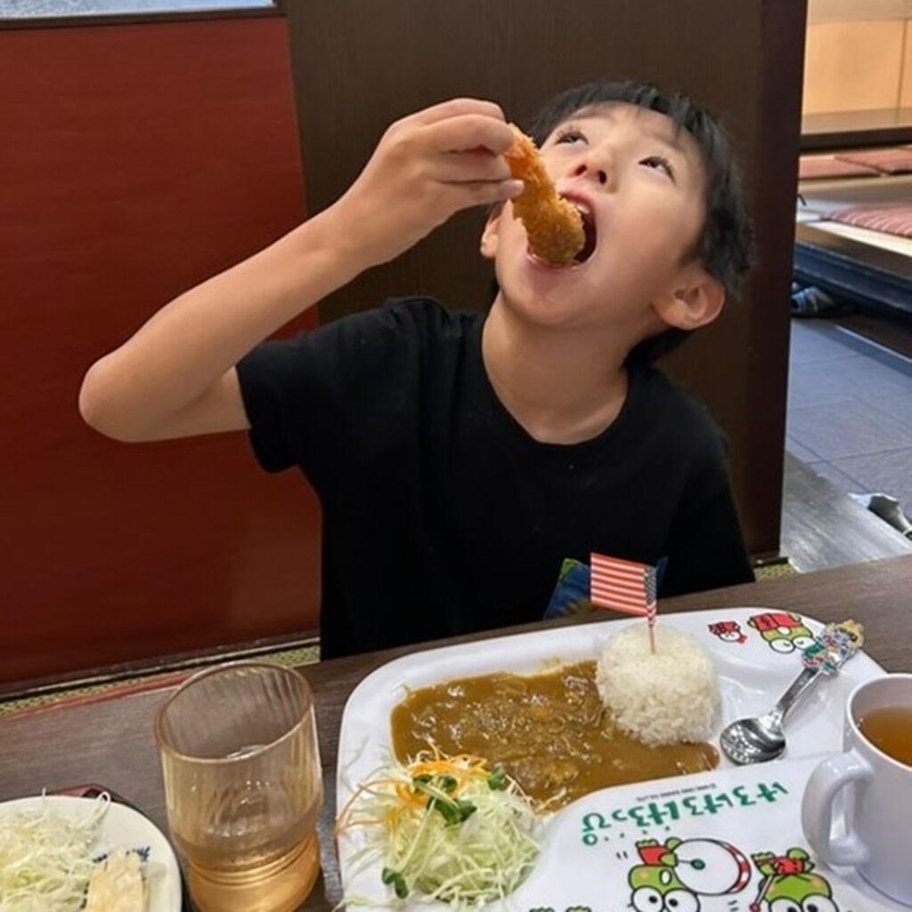 美味しそうに食事をする様子（@koba__clean__kurashiさんより提供）