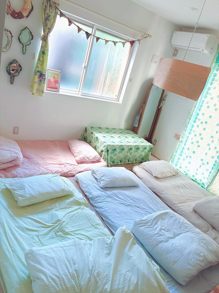 お泊まり会用に敷かれた4組の布団（＠85mikiさんより提供）