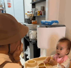 ごはんを食べる1歳妹。　そこに10歳姉が近づき…”まさかの光景”に「なんとも言えない」「何回も見ちゃいます」