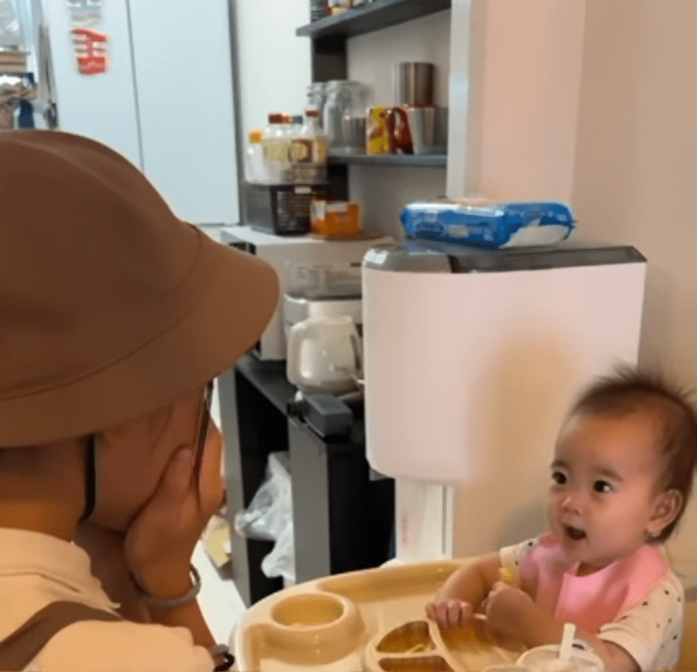 ごはんを食べる1歳妹。　そこに10歳姉が近づき…”まさかの光景”に「なんとも言えない」「何回も見ちゃいます」