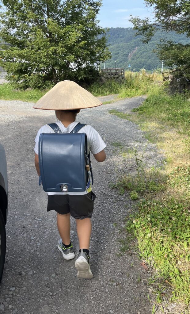 あじろ笠を被って通学する息子さん（＠03021113さんより提供）