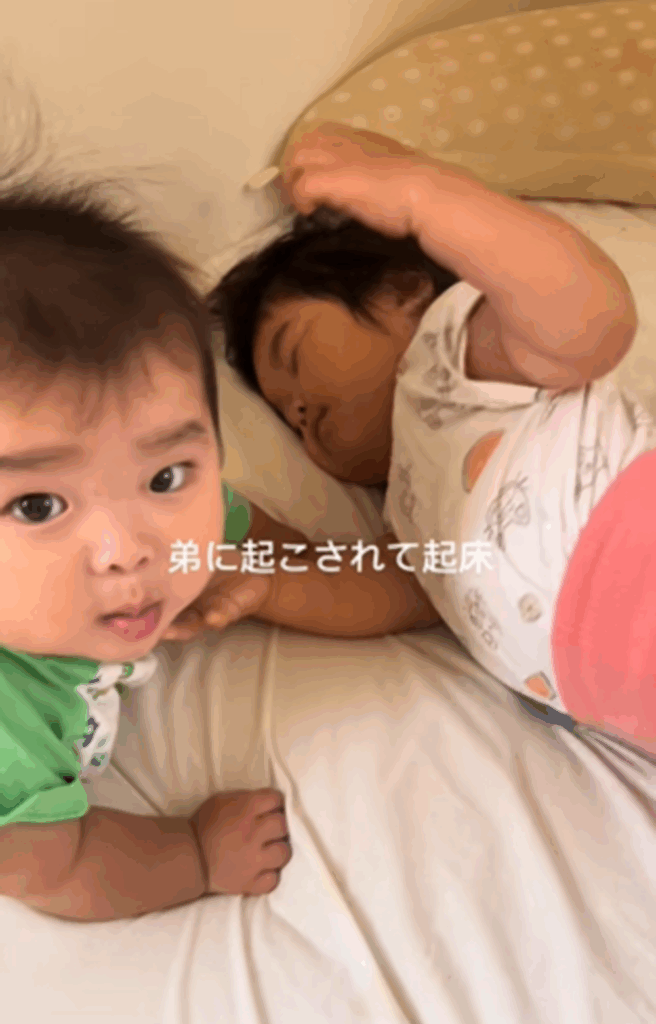 弟くんがお姉ちゃんを起こしたところ（＠u_chan.k0815さんより提供）