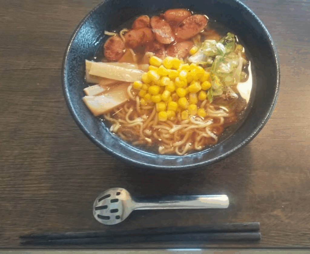 弟くんが盛り付けた袋ラーメン（@k_slowさんより提供）