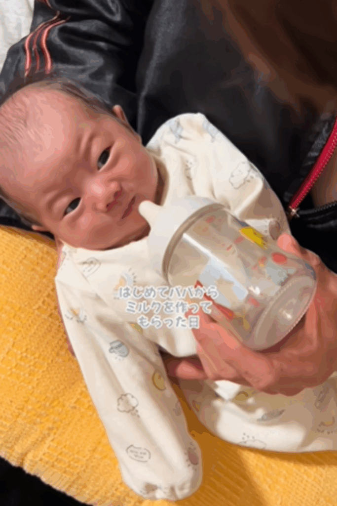 パパさんから初めてミルクをもらったときの娘さんの表情②（@minminmimimi03さんより提供）