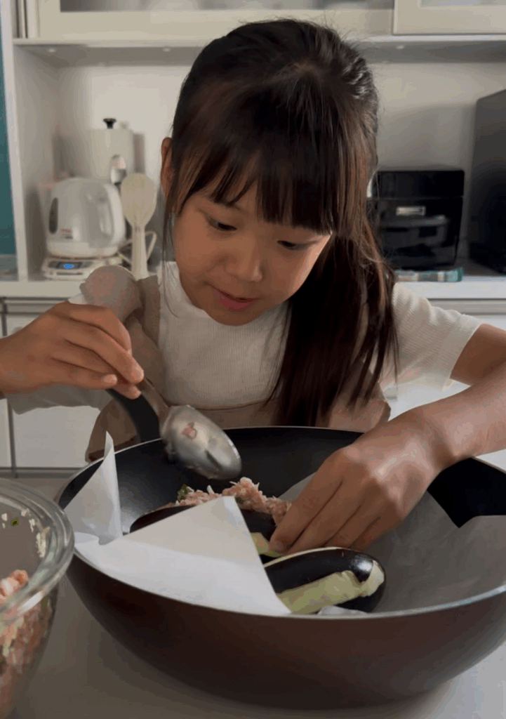 料理のお手伝いをするお姉ちゃん（＠mipo_kitchen34さんより提供）