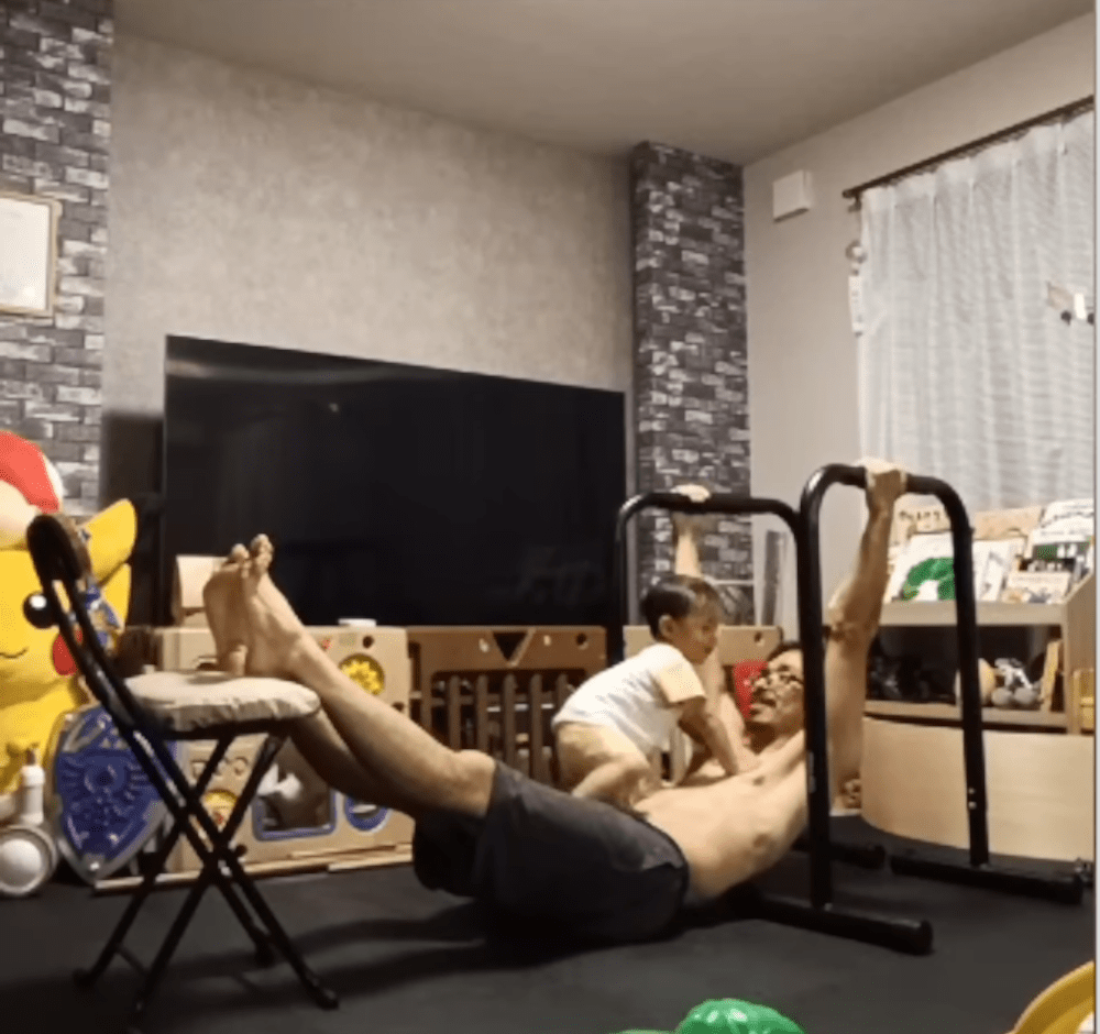 パパさんの体の上に乗ってくる息子さん（＠hard_kenさんより提供）