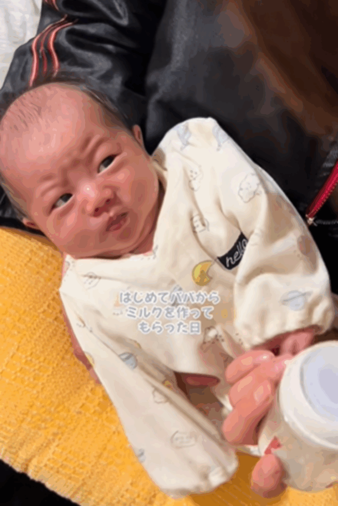 パパさんから初めてミルクをもらったときの娘さんの表情③（@minminmimimi03さんより提供）