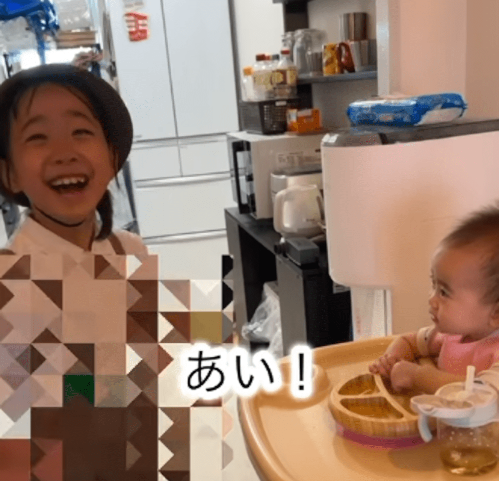 ぱっと顔を輝かせるお姉ちゃん（＠_jurixmitsu_さんより提供）