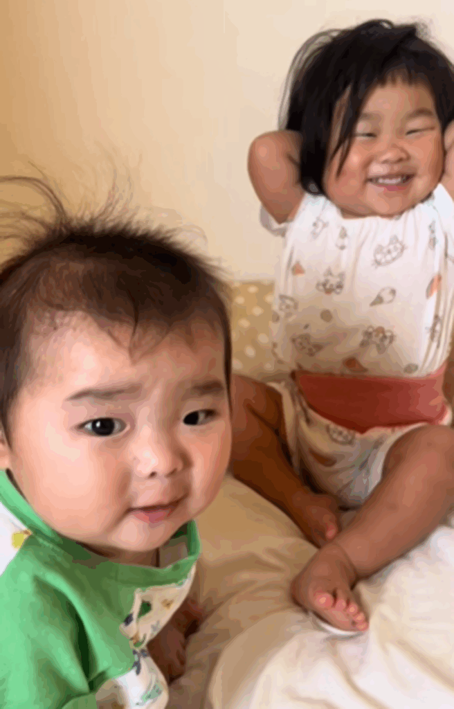 ママさんのほうを見て微笑む姉弟（＠u_chan.k0815さんより提供）