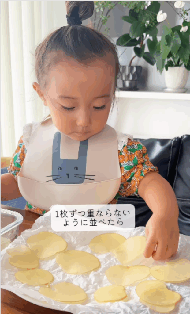 作り方③：お皿にクッキングシートを敷き、重ならないように並べる（＠saki_takada_さんより提供）