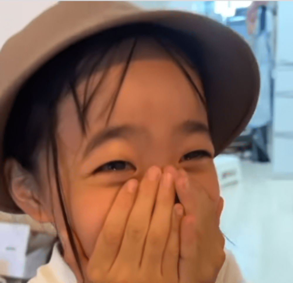 うれし涙を流すお姉ちゃん①（＠_jurixmitsu_さんより提供）