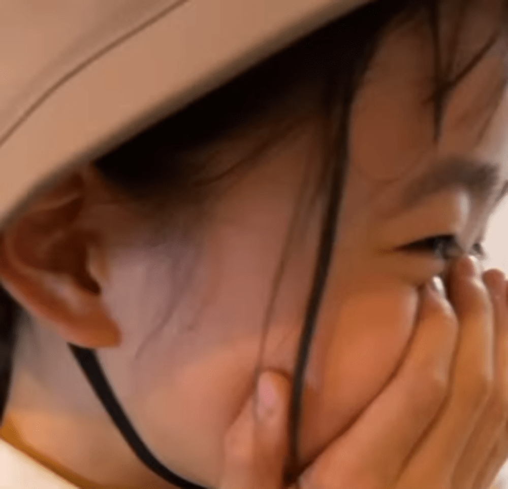 嬉し涙を流すお姉ちゃん②（＠_jurixmitsu_さんより提供）