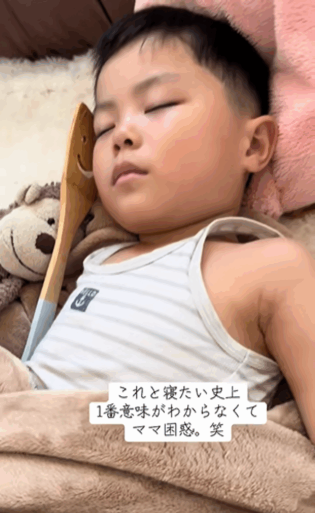 木べらを横に置いて寝るお兄ちゃん（＠minchu0722さんより提供）