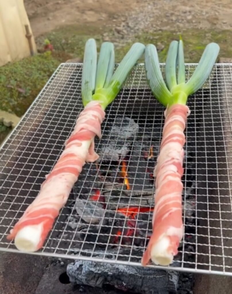 ネギに豚肉を巻いて炭火焼きに（@iwamotofarmさんの投稿より）