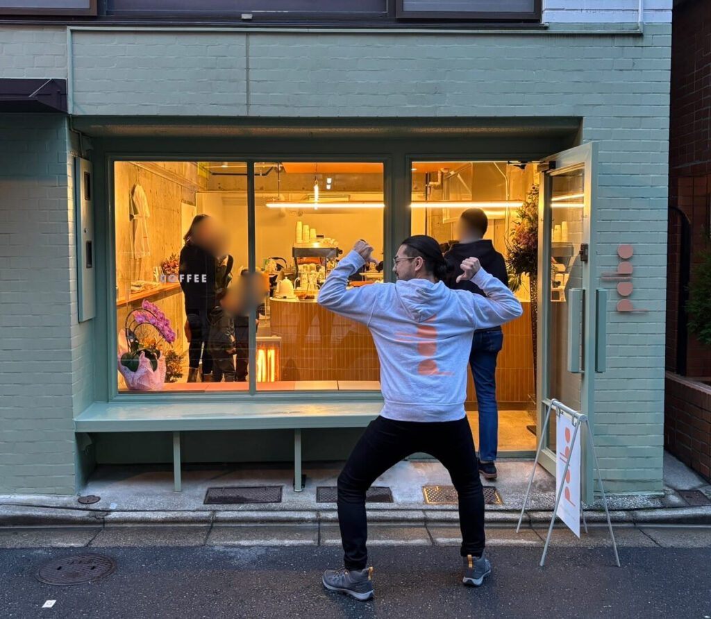 コーヒーショップ前で（＠dr_barista_tamakiさんより提供）