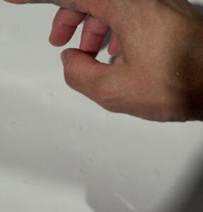 小学2年生の娘「ママ、タトゥー入れたの？」→何のことかと思い、指を見てみると…「リアルーｗｗｗ」「予想外」「よく見ると」