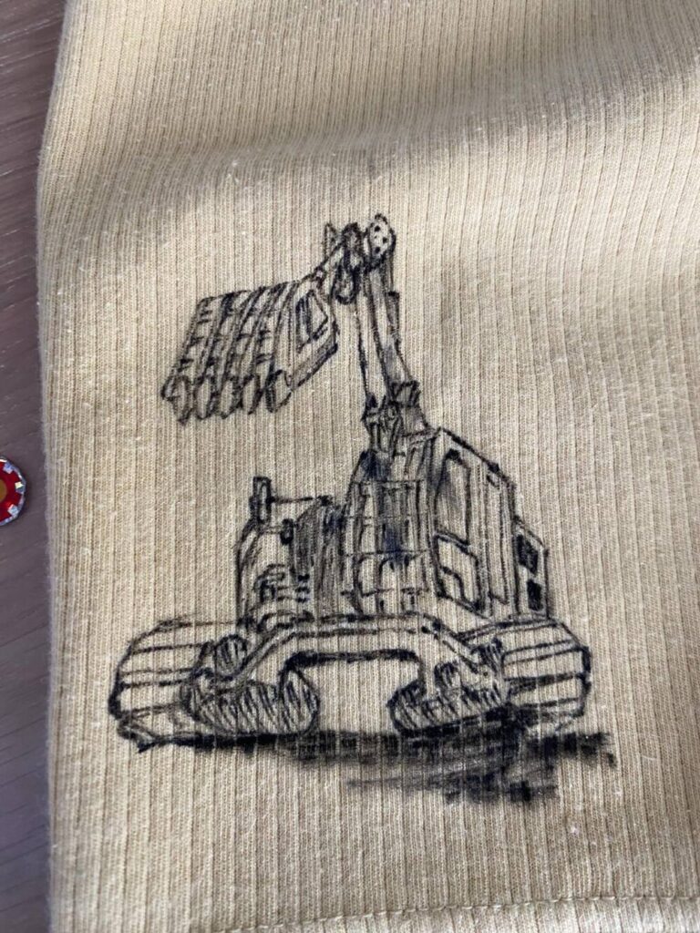 ド迫力のショベルカーに（@satomi.h_0901さんより提供）