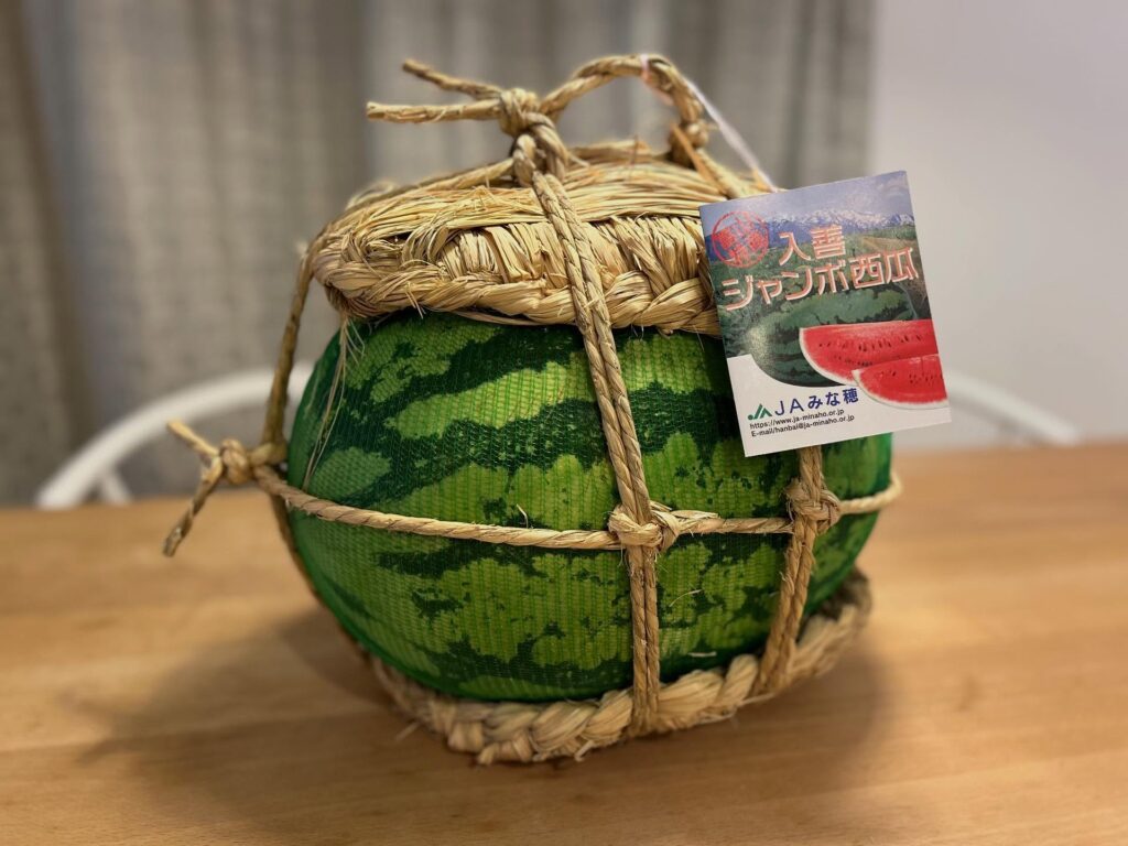送られてきたスイカ（＠minao.samiuさんより提供）