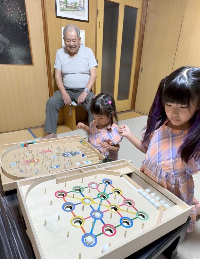 ひ孫たちを優しく見守るひいおじいちゃん（@tora_lifestyleさんより提供）