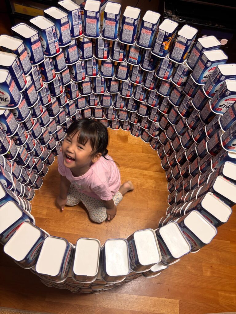 タワーに入る娘さん②（＠omu_eggさんより提供）