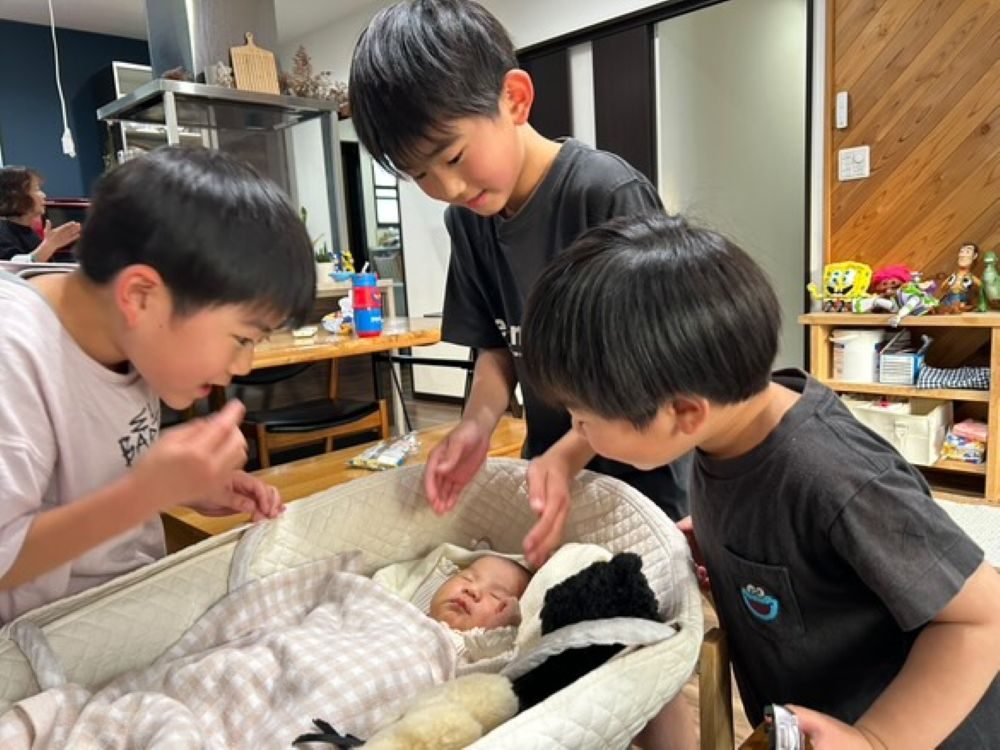 お兄ちゃんに囲まれる妹さん（＠kfsmcさんより提供）