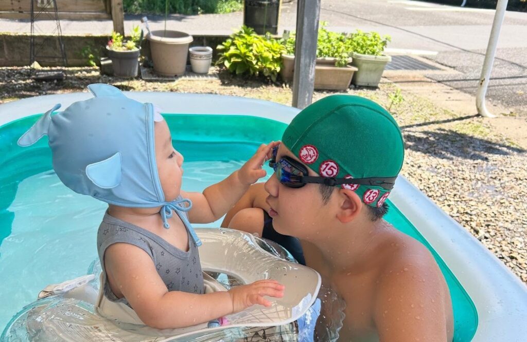 プールで遊ぶ兄弟（＠ky0101ryさんより提供）