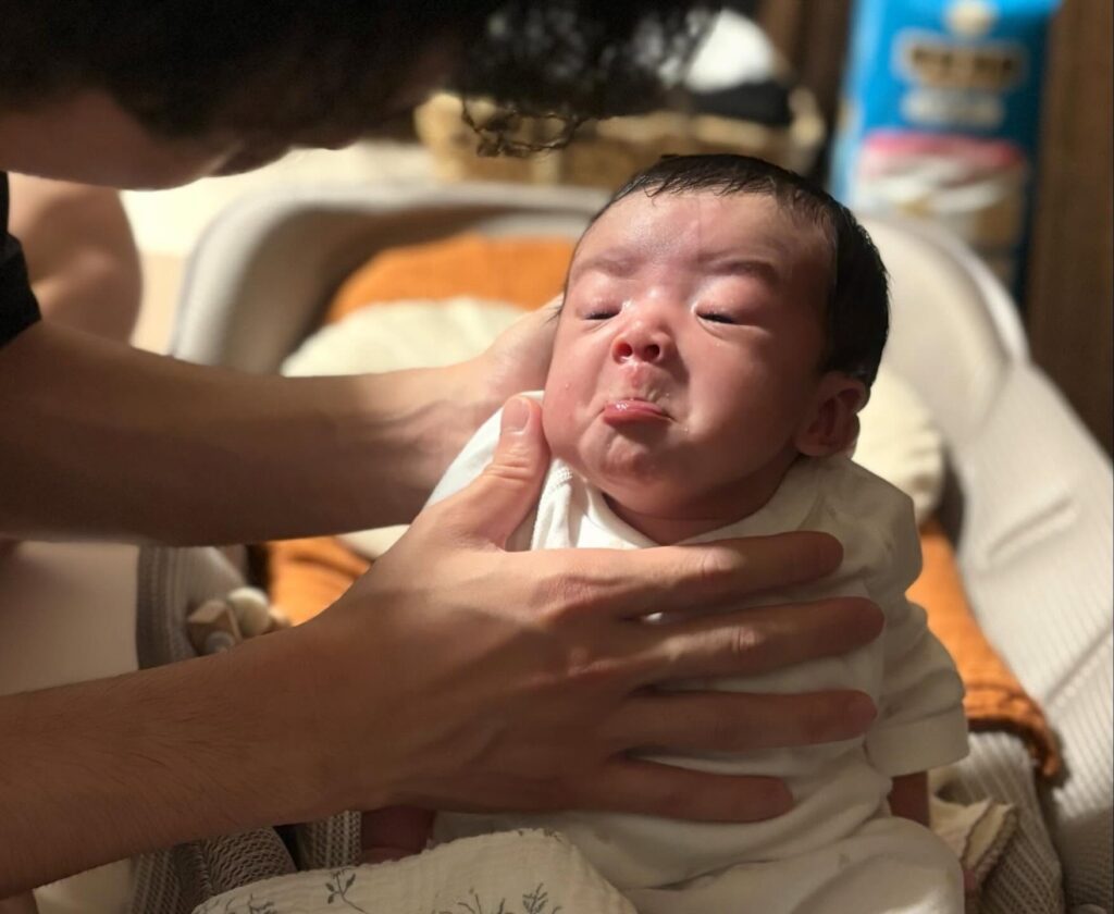 げっぷを促される娘さん（＠meimama_styleさんより提供）