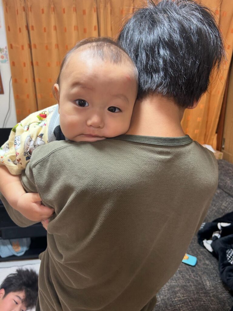 抱っこするお兄ちゃん②（＠ky0101ryさんより提供）