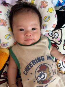 パパにミルクをもらった赤ちゃん。しかし、よく見ると…「可愛い」「がらりと変わる」