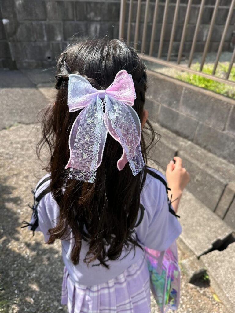 リボンでヘアアレンジ（@m_chaco7さんより提供）