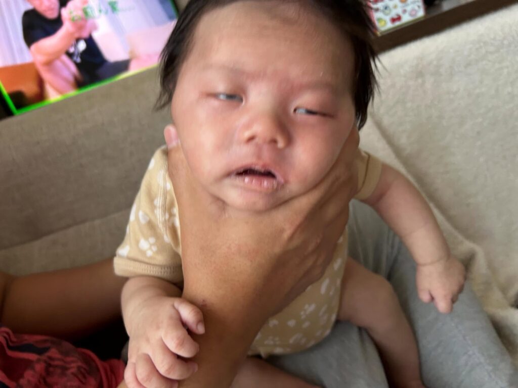 げっぷの後の息子さん（＠ayupai9562さんより提供）