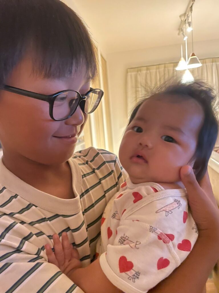 次女ちゃんをあやすお兄ちゃん①（＠_a28s16さんより提供）