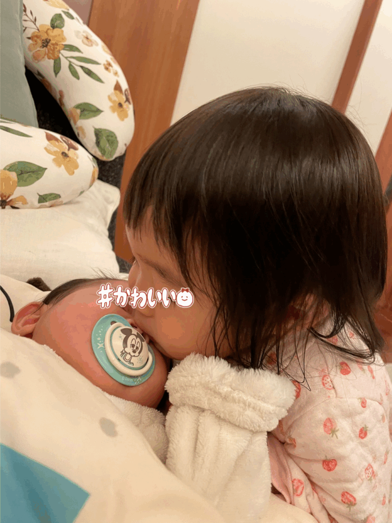 妹さんと仲良しな様子（@mochi1121mochiさん提供）