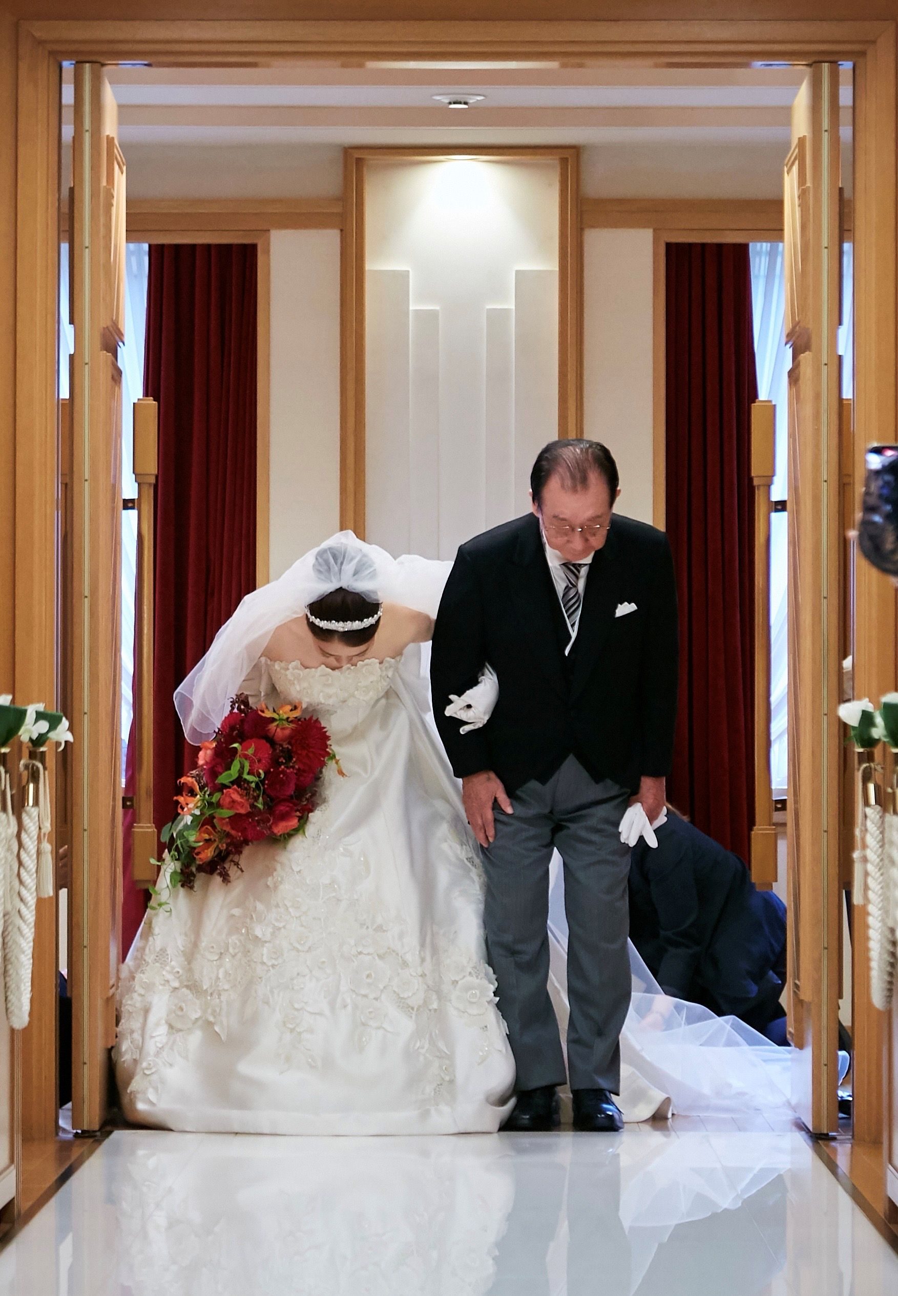 育ててくれた90歳じいじと歩くバージンロード→幼少期からの思い出に「涙が止まらない」「何よりの祖父孝行」