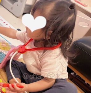 お医者さんごっこをする1歳娘。　→しかし、母が見た”衝撃の光景”に…「多すぎ（笑）」「めっちゃ捌ける」「行列だ」