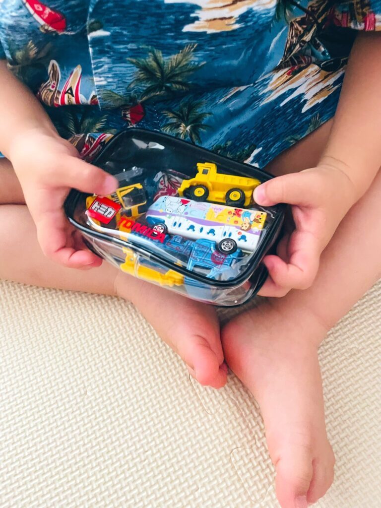 ミニカーを選ぶ息子さん（＠paru2258さんより提供）