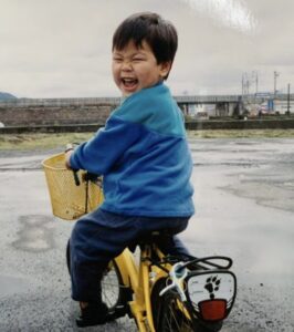 満面の笑みで自転車に乗る3歳児　→28年経った現在、驚きの姿に「少年漫画なら最終回の画だ」「最高です」「親孝行やな」