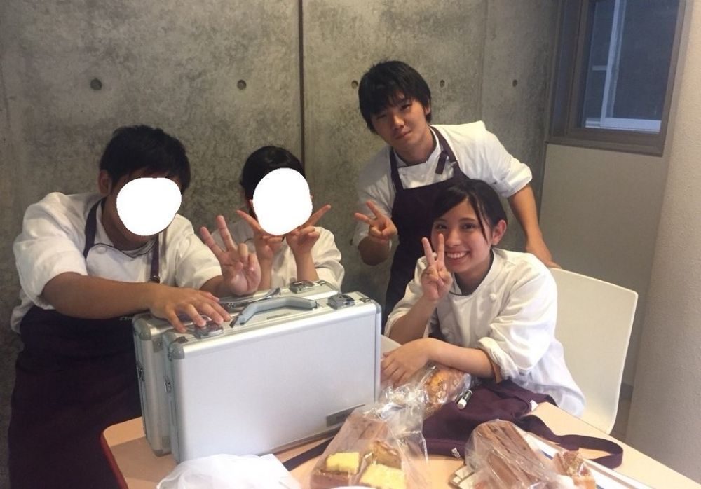 製菓専門学校での2人①（＠megucafeさんより提供）