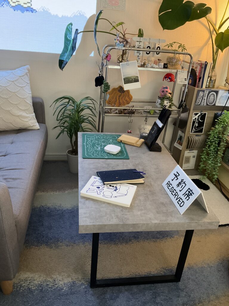 徐々にインテリアが増えていきます（@hirouga_sugoiさんより提供）