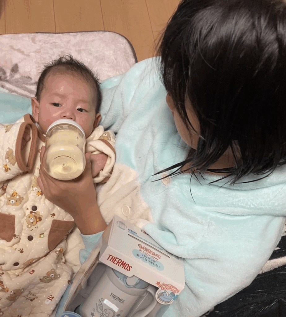 ミルクを飲む弟さん（＠akari7682さんより提供）