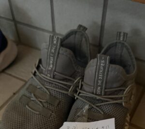 8歳娘の靴に貼り紙が…その内容に「笑っちゃったｗｗｗ」「間違いなく人生2周目」「なんて良い子なの」「私も見習いたい」