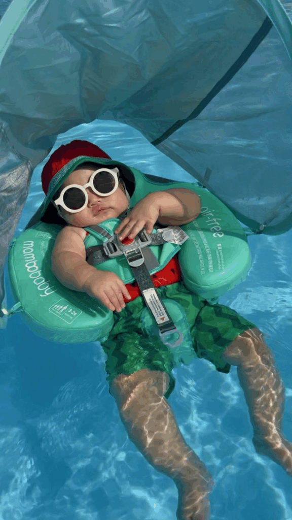 プールに浮かぶ息子さん①（＠mi_mura_さんより提供）