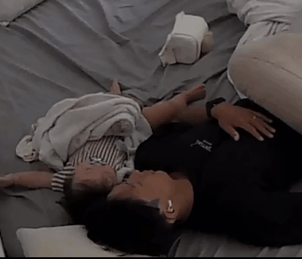 寄り添って眠る姿（＠sakeyakuzanekoさんより提供）