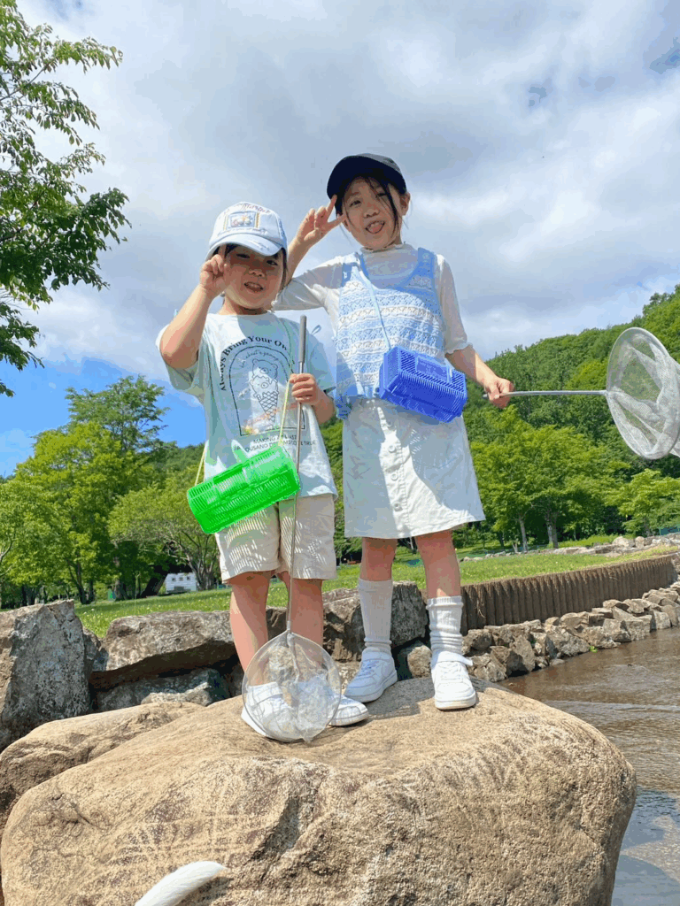 お姉ちゃんと一緒に遊ぶ様子（＠ken.rooted.in.soilさんより提供）