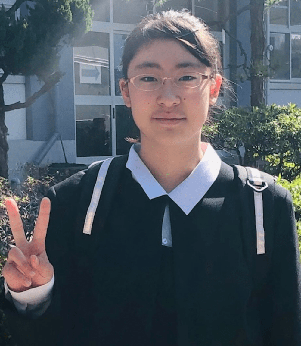 制服を着てピースをする中1女子　→韓国系に憧れた結果…6年後の現在の姿に「垢抜けエグい」「可愛い」「努力の塊」