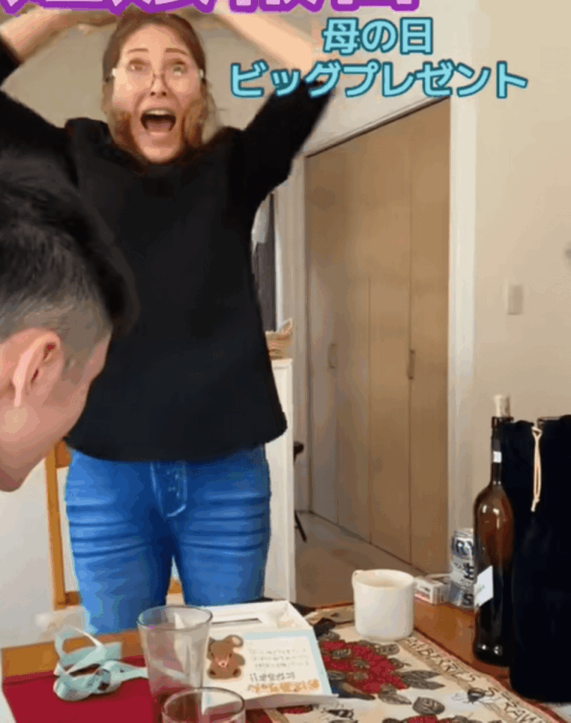 まさかのプレゼントに驚く様子（＠welina260さんより提供）