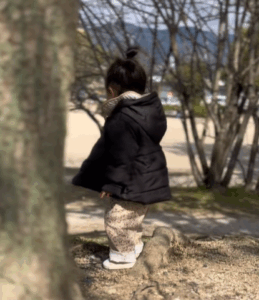 公園で母を見失ってしまった1歳の娘　しかし、1歳とは思えないまさかの対応に…「迷子になったのはママ」「大物」「キュンキュンします」