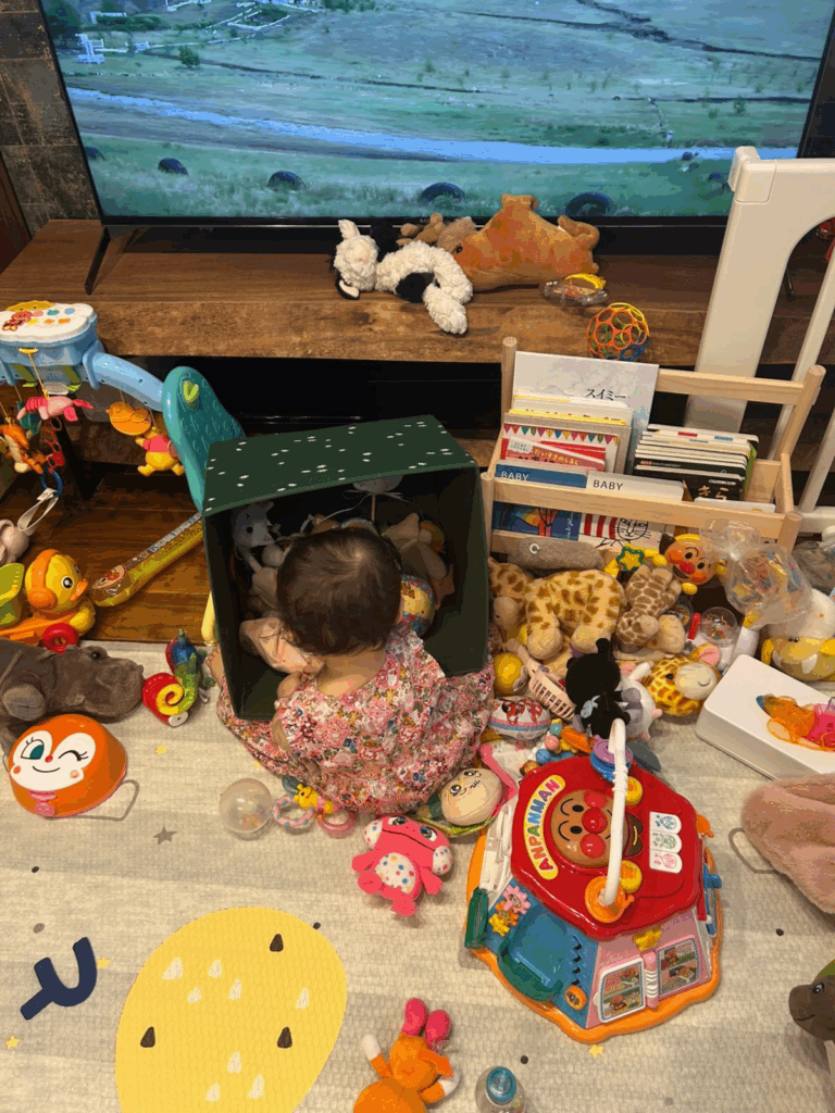 おもちゃ箱をひっくり返しながら遊んでいた娘さん（@pppppleoさんより提供）